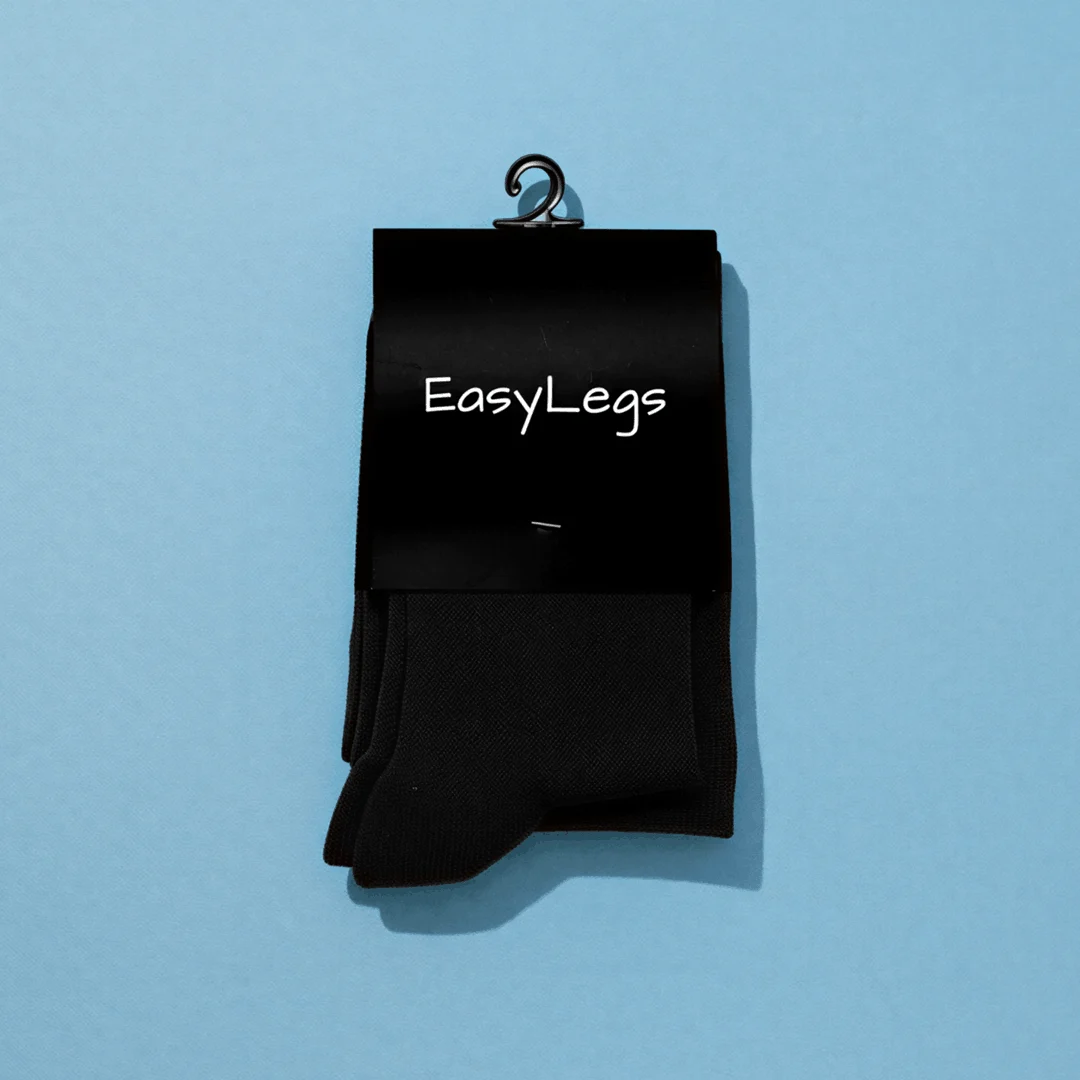 EasyLegs fekete női kompressziós zokni csomagolása kék háttér előtt
