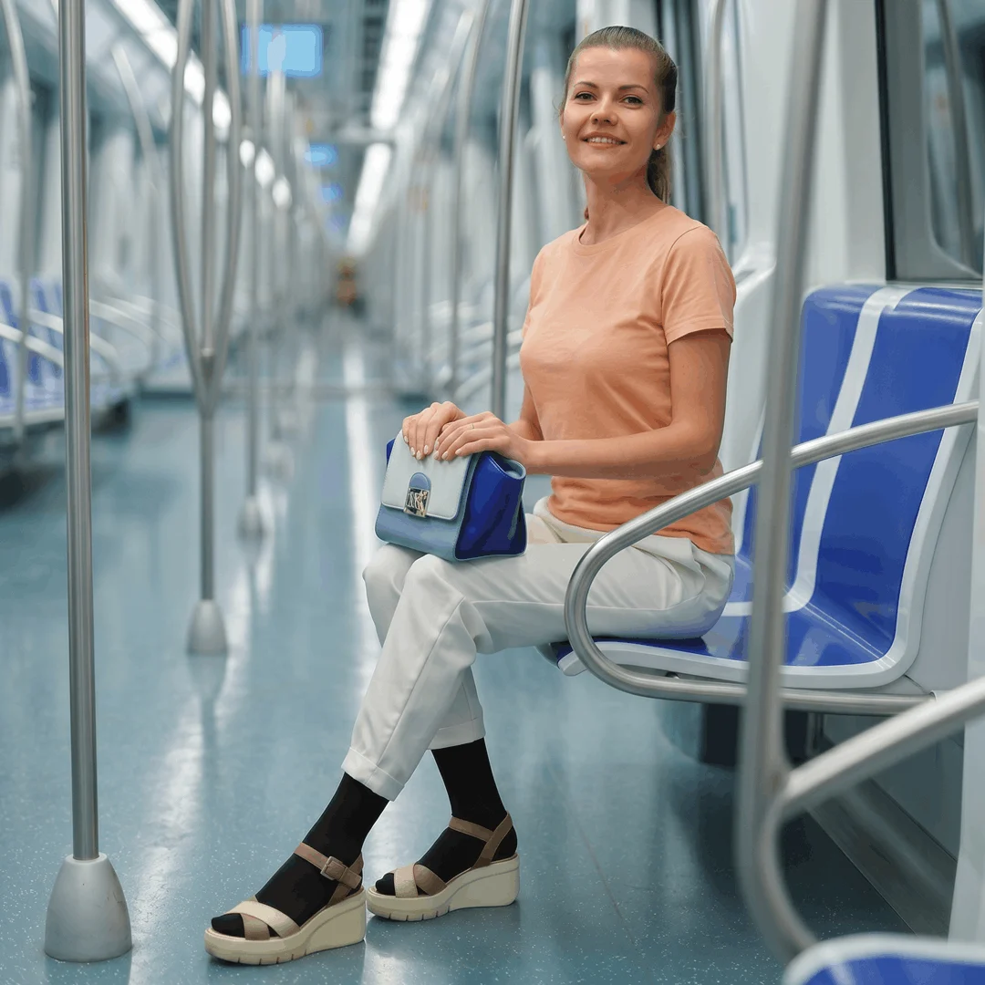 Nő metrón ülve fekete női kompressziós zokniban